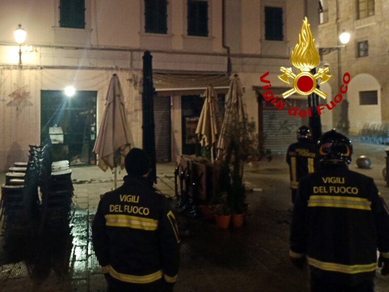 Fiamme dolose incendiano dehors in centro a Firenze