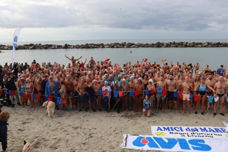 Marina di Pisa, domani il tuffo di Befana: tutto pronto per la 18esima edizione in piazza Sardegna