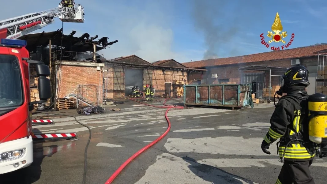 Capannori incendio capannone Vigili del Fuoco